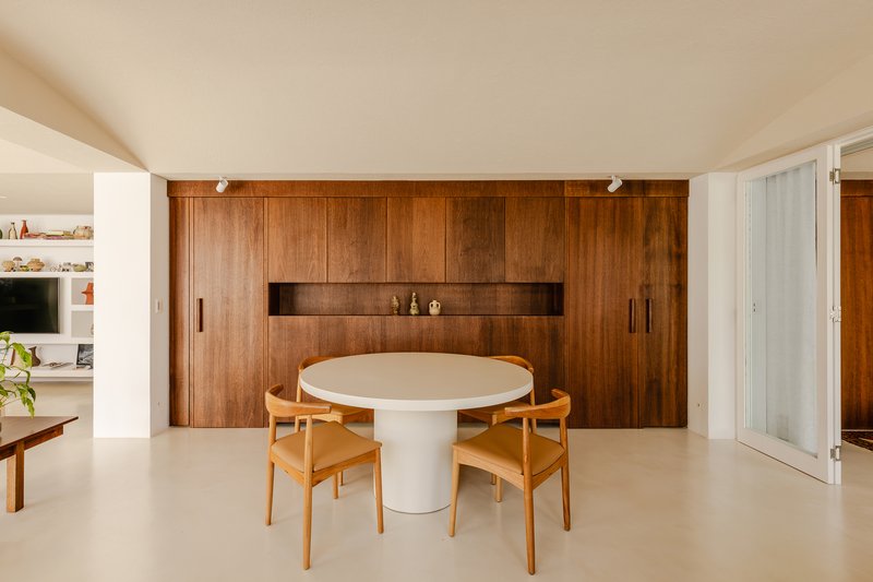 Apartamento Miguel Tostes / BARRA Arquitetos - Fotografia de Interiores, Sala de Jantar, Madeira, Mesa, Porta, Cadeira