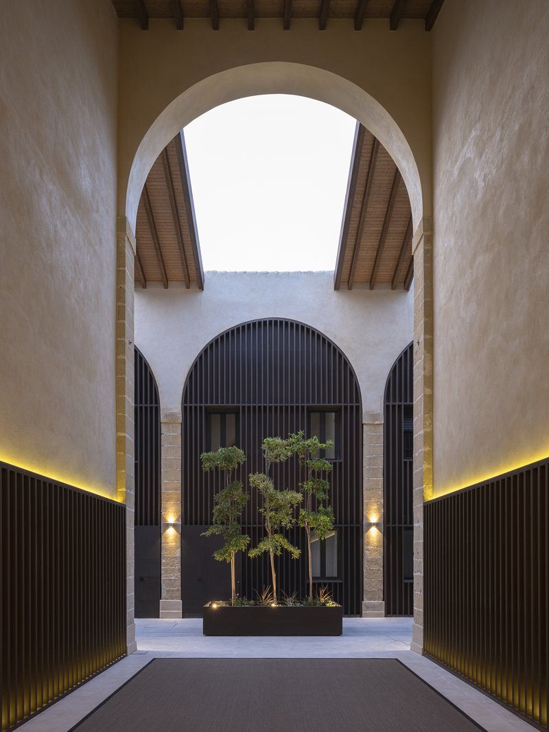 De la Riva Sherry Homes / Juan Vega Arquitectos - Interior Photography, Arch, Column, Arcade, Courtyard
