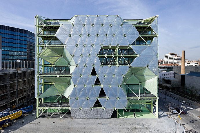 Barcelona Architecture City Guide: 30 Buildings and Places from Gaudí to Today - Image 8 of 34