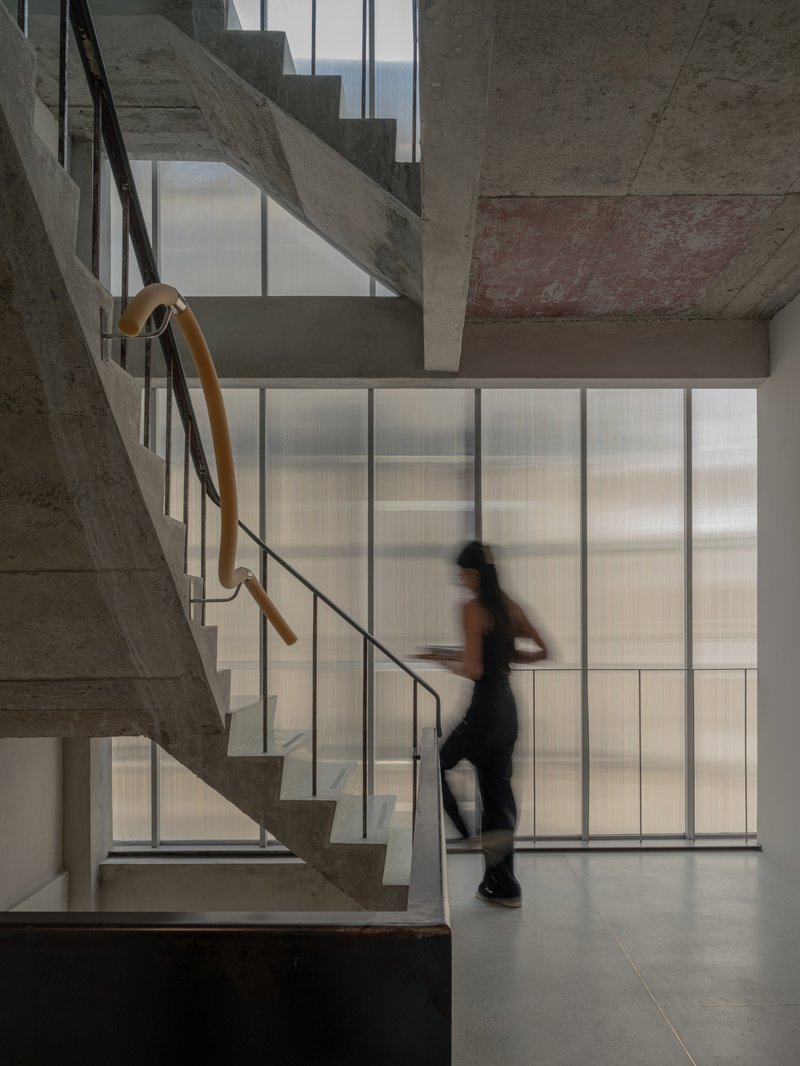 Galeria Nova Contemporary / Skarn Chaiyawat - Fotografia de Interiores, Escada, Madeira, Vidro