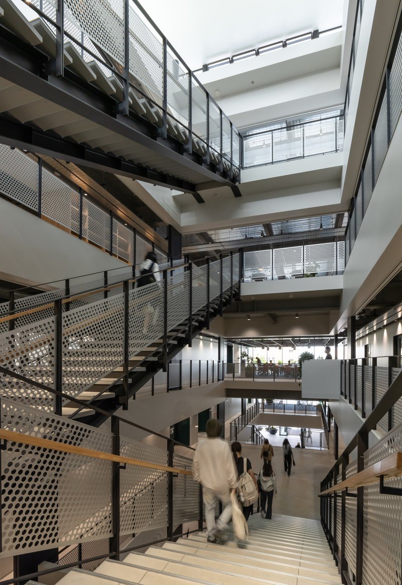 Hannan University Building 4 / Nikken Sekkei - Interior Photography, Stairs, Glass, Handrail, Steel